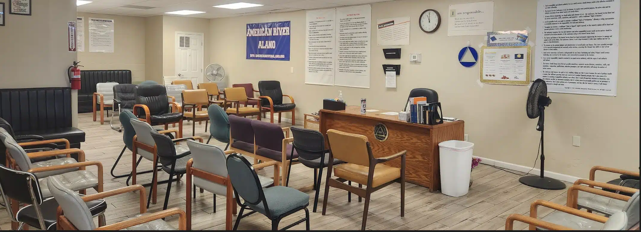 A welcoming, empty meeting room with chairs in a circle - Helpful Links and Resources for drug rehab and aa/ na meetings and al anon